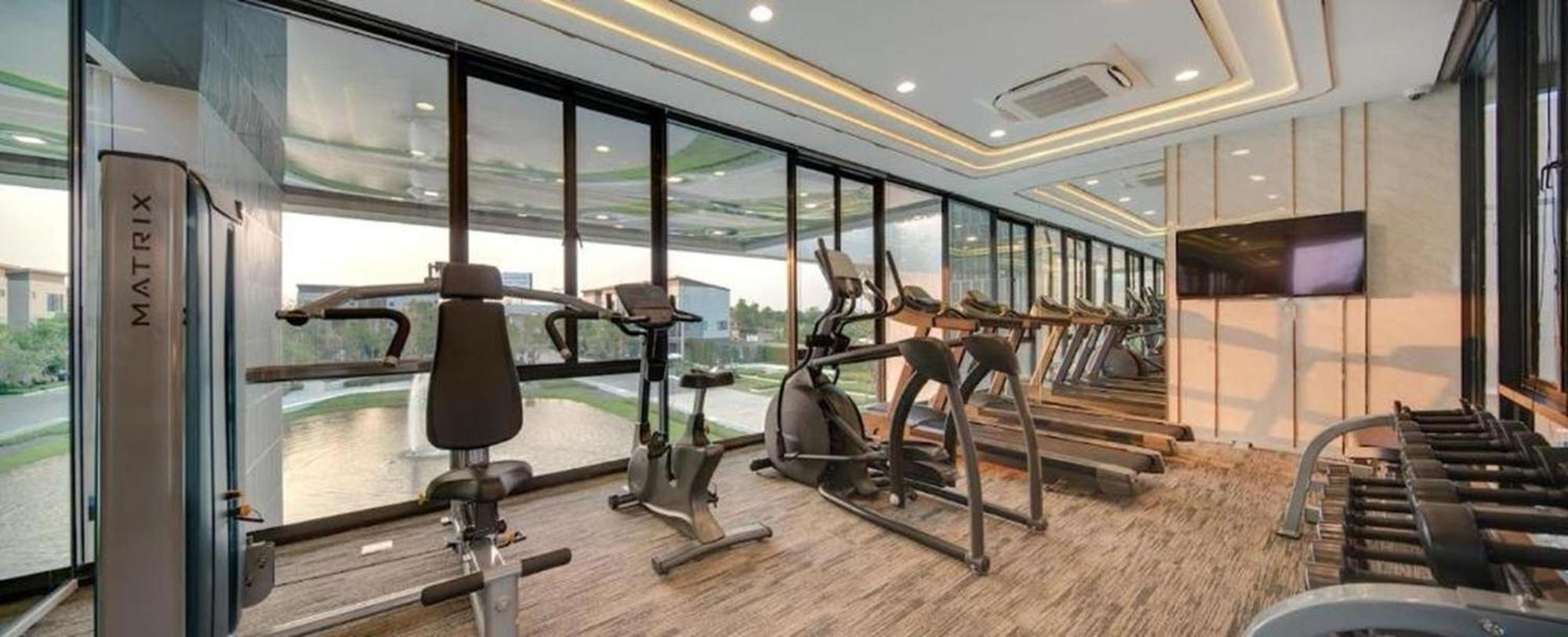 Stylish2bd Pool&gym Near Airport Hébergement de vacances *